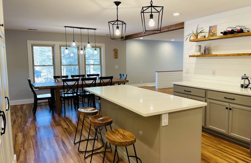 Mayfield Casa | *** Newly Listed Lake House! Sleeps up to 12. Large sandy beach & swim area ***
