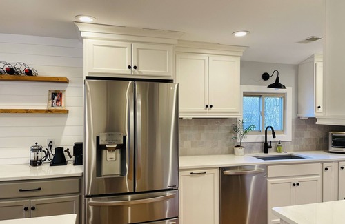 Mayfield Casa | *** Newly Listed Lake House! Sleeps up to 12. Large sandy beach & swim area ***