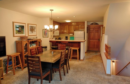 Tahoe City Condominio | NEWLY LISTED Remarkable Alpine Meadows River Run Condo, Private River Views