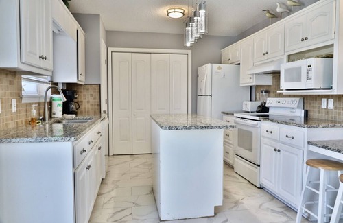 Holiday Beach Casa | Newly Purchased 6 Bedroom 4 Bath Beach House with private Pool!