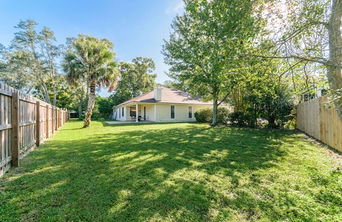 East Arlington Casa | Newly re-modeled, Spacious and Clean home in Great neighborhood - 65'' SmartTV!