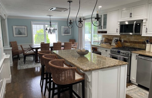 Waquoit Village Casa | 6 BR Home w / AC / WiFi, cocina al aire libre, cerca de las playas y especiales de otoño Commons!