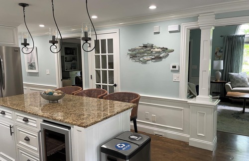 Waquoit Village Casa | 6 BR Home w / AC / WiFi, cocina al aire libre, cerca de las playas y especiales de otoño Commons!