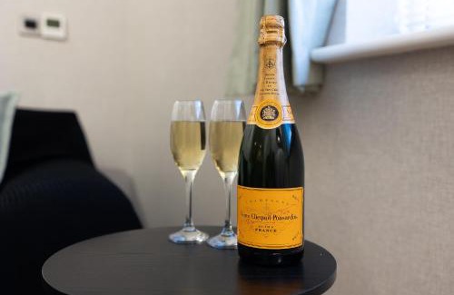 Warwick Apartamento | Newly Refurbed Warwick Apt 2BR Sleeps 3 Free Parking
