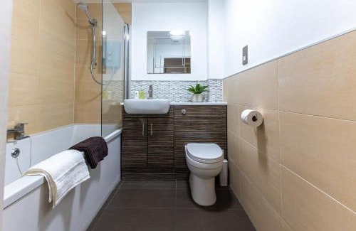 Warwick Apartamento | Newly Refurbed Warwick Apt 2BR Sleeps 3 Free Parking