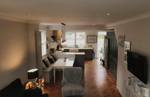 Bow Casa | Newly Refurbished 4 Bedroom House in East London