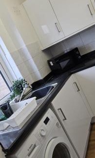 Slough Apartamento | Newly refurbished near Windsor Maidenhead and Reading 20 minutes train to London with parking