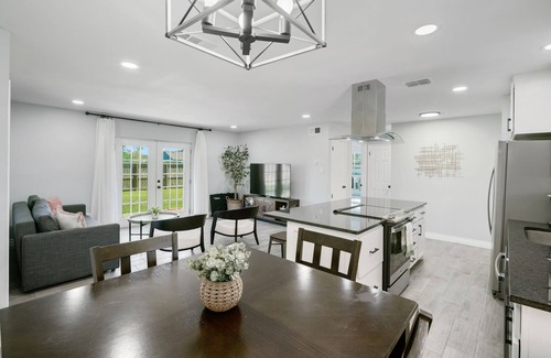 South Side Casa | Newly REMDL Family friendly King bed 3BR w/4Smart TV.