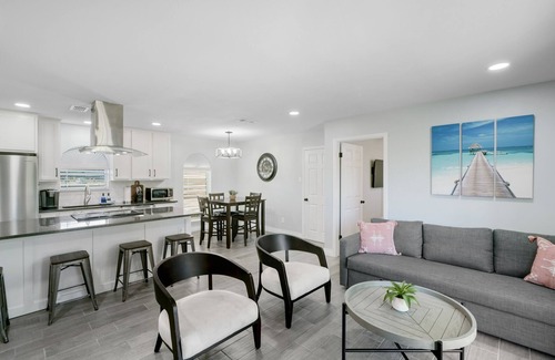 South Side Casa | Newly REMDL Family friendly King bed 3BR w/4Smart TV.