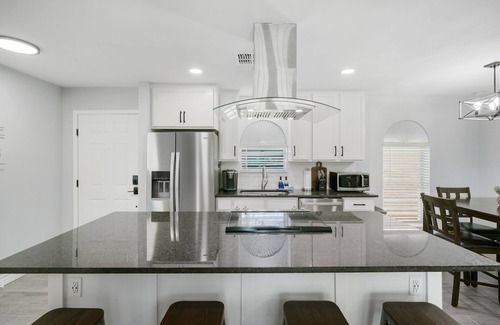 South Side Casa | Newly REMDL Family friendly King bed 3BR w/4Smart TV.