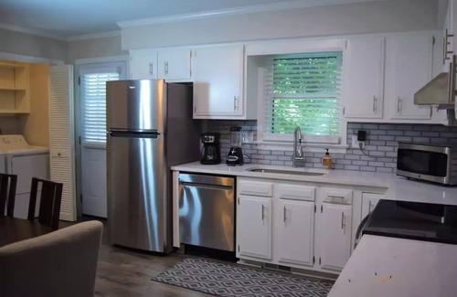 North Raleigh Casa | Newly Remodeled 2 BR Townhome
