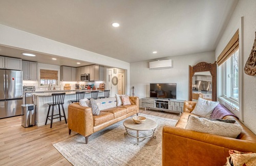 Salida Casa | Newly Remodeled 2bd 2ba The Salida Boulevard Vacation Home #0750