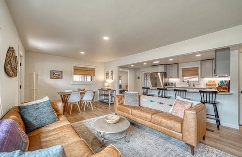 Salida Casa | Newly Remodeled 2bd 2ba The Salida Boulevard Vacation Home #0750