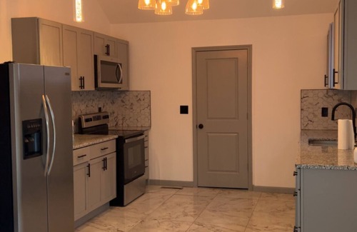 Kansas City Casa | Newly remodeled 3-bedroom, 2 bath house in Kansas City near Chiefs Stadium