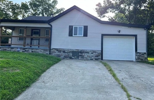 Kansas City Casa | Newly remodeled 3-bedroom, 2 bath house in Kansas City near Chiefs Stadium