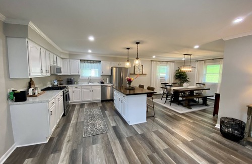 Aurora Casa | Newly Remodeled 3-Bedroom Pet Friendly Home