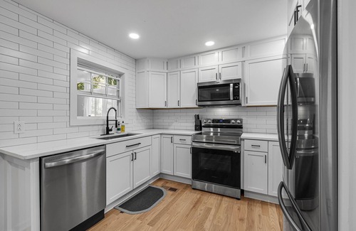 Bellevue Casa | Newly Remodeled - 4 bedroom Single Family w/ fully fenced in yard