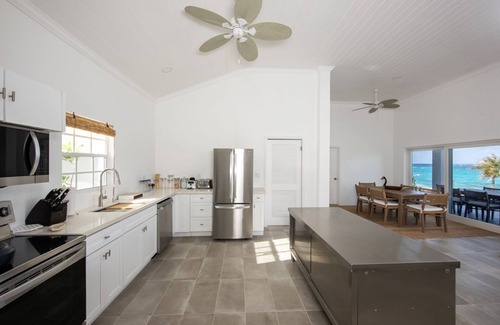 Double Bay Casa | Newly Remodeled Beachfront House on Pink-Sand Double Bay Beach