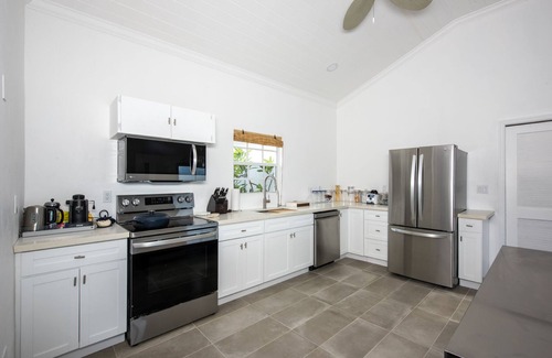 Double Bay Casa | Newly Remodeled Beachfront House on Pink-Sand Double Bay Beach