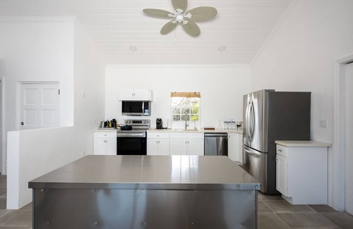 Double Bay Casa | Newly Remodeled Beachfront House on Pink-Sand Double Bay Beach