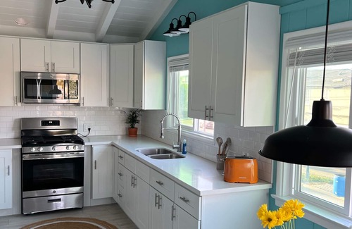 Peninsula Apartamento | Newly remodeled beach cottage steps to the sand with Ocean view. New everything!