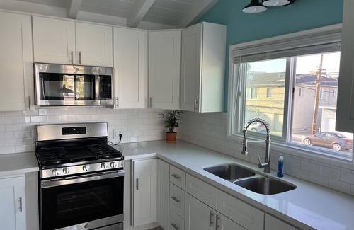 Peninsula Apartamento | Newly remodeled beach cottage steps to the sand with Ocean view. New everything!