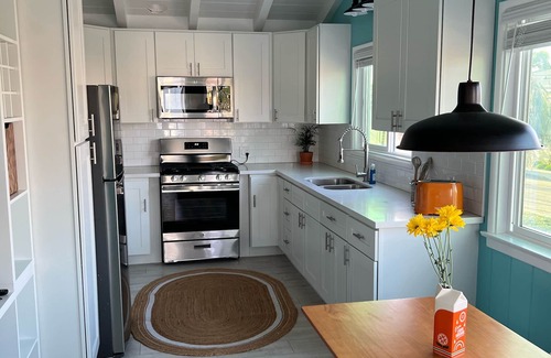 Peninsula Apartamento | Newly remodeled beach cottage steps to the sand with Ocean view. New everything!