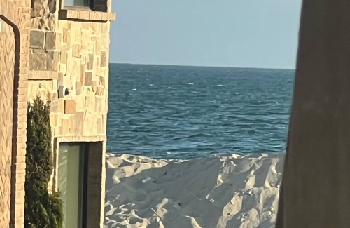 Peninsula Apartamento | Newly remodeled beach cottage steps to the sand with Ocean view. New everything!