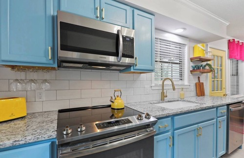 Thunderbolt Casa | Newly Remodeled * Bright & Spacious Home * Sleeps 8 * Dogs Welcome