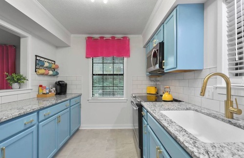 Thunderbolt Casa | Newly Remodeled * Bright & Spacious Home * Sleeps 8 * Dogs Welcome