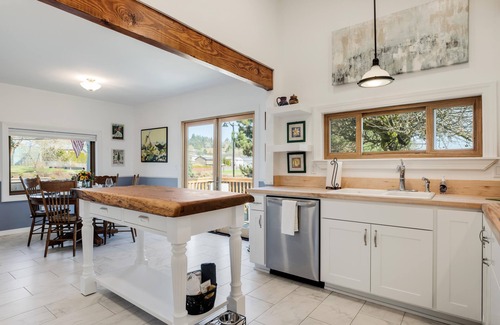 Dundee Casa | Newly remodeled dog-friendly 2 bedroom wine country home in the heart of Dundee
