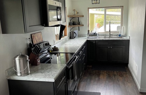 Crescent City Casa | Newly remodeled Farm House with sauna and hot tub!