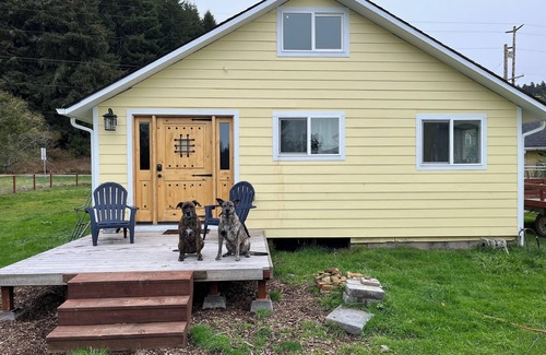 Crescent City Casa | Newly remodeled Farm House with sauna and hot tub!