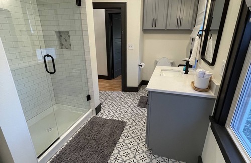 Cashton Otro | Newly remodeled Farmhouse with Country Charm! Sleeps 10 people comfortably