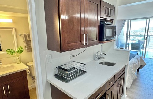 Waikiki Condominio | Newly remodeled fully furnished Waikiki studio unit with views!