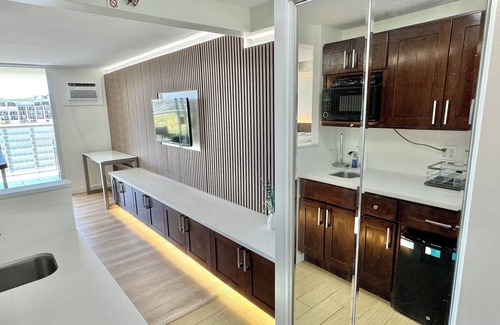 Waikiki Condominio | Newly remodeled fully furnished Waikiki studio unit with views!