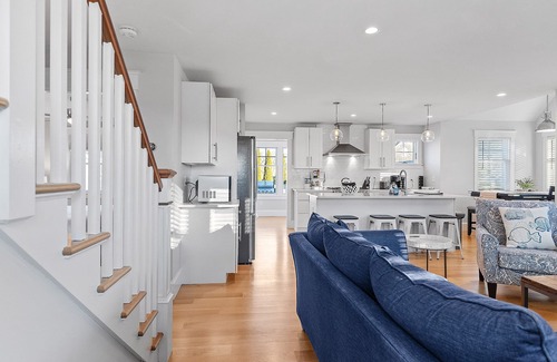 Middletown Casa | Newly remodeled home-Stay close to beach w/easy access to Newport