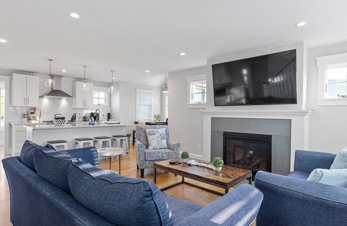 Middletown Casa | Newly remodeled home-Stay close to beach w/easy access to Newport