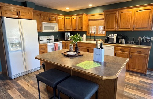 Golden Casa | Newly remodeled Lake Front Cabin Hot Tub Arcade 2 Fire pit areas TRIPLE Decks