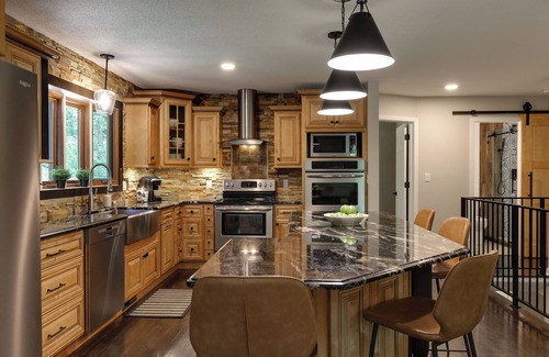La Crosse Casa | Newly Remodeled Luxury Home in the Bluffs - 10 mins to Downtown