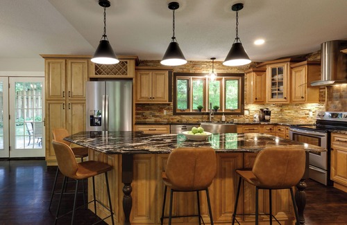 La Crosse Casa | Newly Remodeled Luxury Home in the Bluffs - 10 mins to Downtown