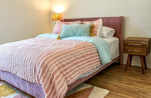 Camelback East Casa | Newly Remodeled Midcentury Pink Flamingo Casa (40)