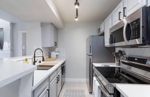 Spring Valley Condominio | Newly Remodeled Modern Elegance with perfect Central Location