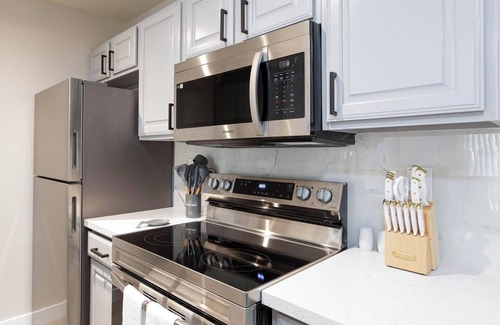 Spring Valley Condominio | Newly Remodeled Modern Elegance with perfect Central Location