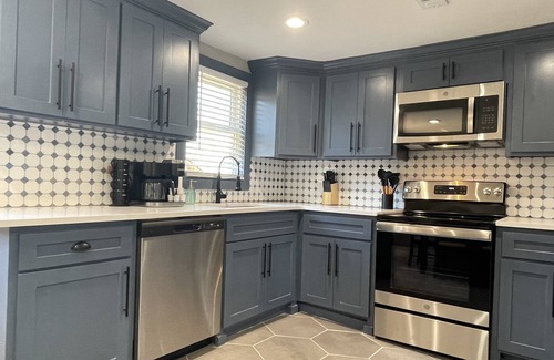 Mission Casa | Newly remodeled, private house/ NEW JACUZZI-mins from highway