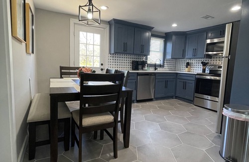 Mission Casa | Newly remodeled, private house/ NEW JACUZZI-mins from highway