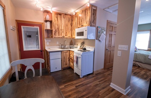 Viroqua Apartamento | Newly remodeled, private, sunny downtown apartment; near restaurants & shopping.