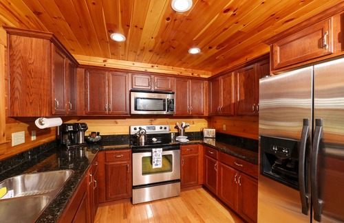 Townsend Cabina | Newly Remodeled- Spacious, Family-Friendly Cabin- Hot Tub, Arcade Room, Fire Pit