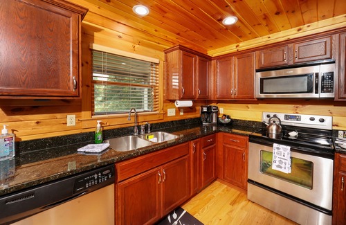 Townsend Cabina | Newly Remodeled- Spacious, Family-Friendly Cabin- Hot Tub, Arcade Room, Fire Pit