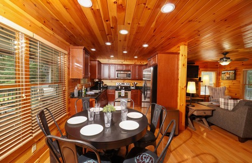 Townsend Cabina | Newly Remodeled- Spacious, Family-Friendly Cabin- Hot Tub, Arcade Room, Fire Pit